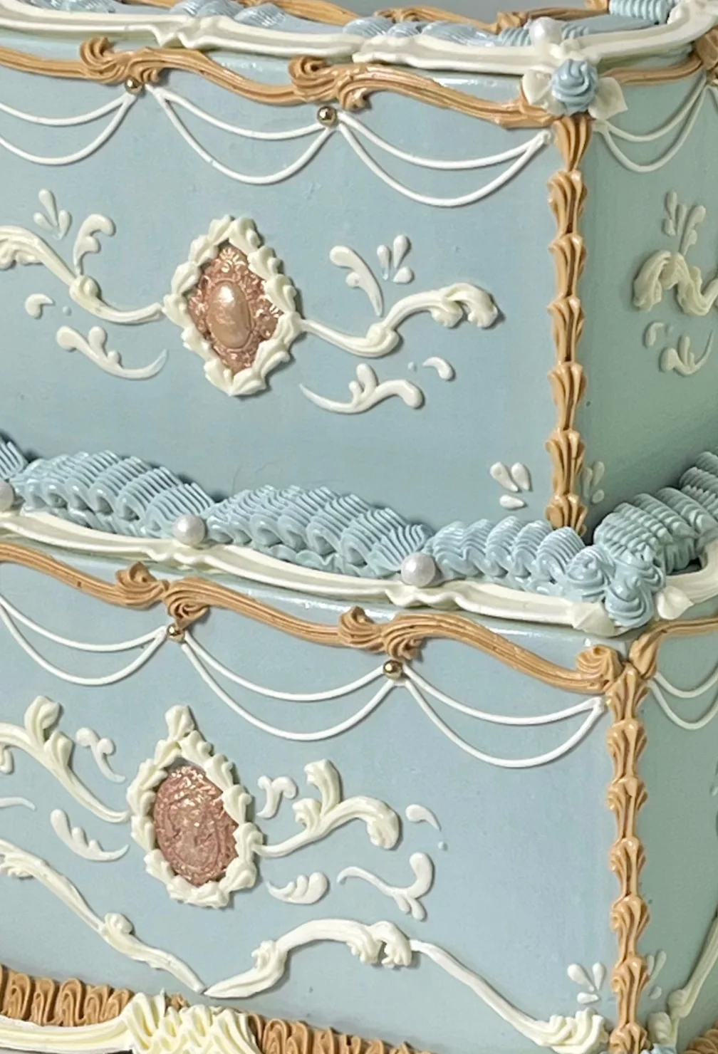 Vintage-style cake with piped pearls and pink trim
